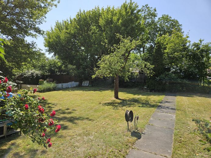 Provisionsfreie Doppelhaushälfte auf großem Grundstück mit viel Potential – Garten
