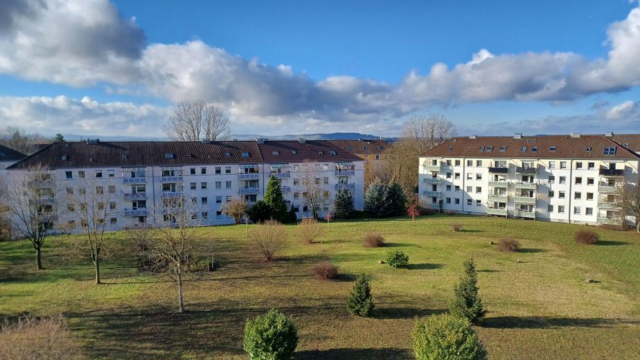 renov.bedürft. 3,5-Zi-Whg mit Balkon und EBK samt sep. DG-Whg. im Rohbau, in freundl. MFH in HN – Aussicht nach  Westen