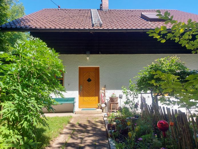 Beautiful single-family house with a very large garden – Hauseingang