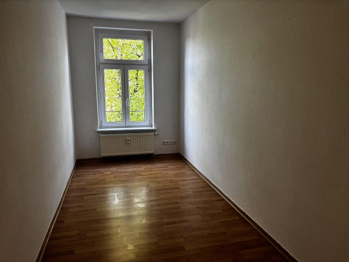 Luminoso appartamento di 3 locali con ascensore, nuova cucina componibile e bagno rinnovato – Zimmer 2 mit Grünblick