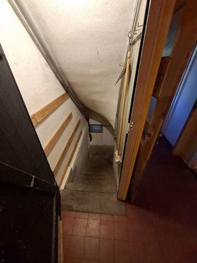 Nbg-Gaismannshof’ta inci - Tek ailelik ev (veya 3 odalı mutfak-banyo zemin kat + 2 odalı mutfak-banyo çatı katı) ve büyük, sakin bahçe – Kellerabgang