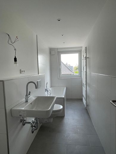 Im Herzen von Büderich - in 2024 kernsanierte wunderschöne 2-Zimmerwohnung mit Balkon – Bad -Archivbild -