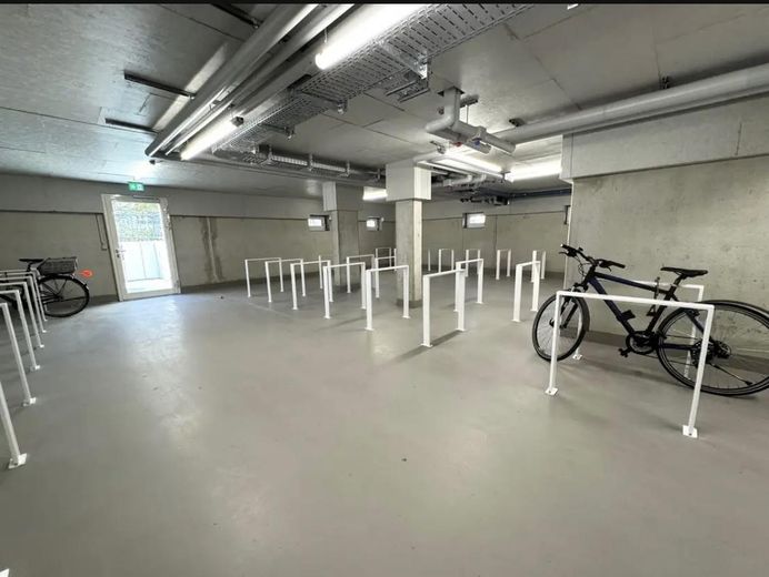 Neubau! 1-Zimmer möbliert mit EBK + Balkon + Abstellkammer + Waschmaschinenanschluss in Adlershof! – Fahrradkeller