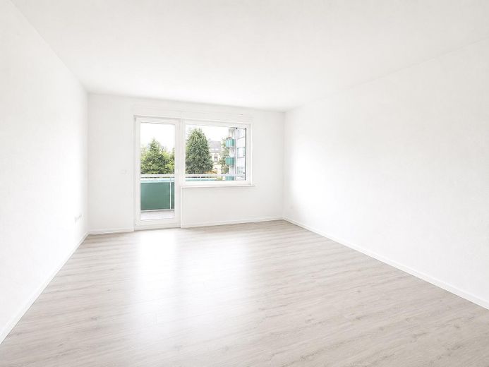 Appartamento di 3,5 locali ristrutturato con balcone e riscaldamento a pavimento – Wohnzimmer