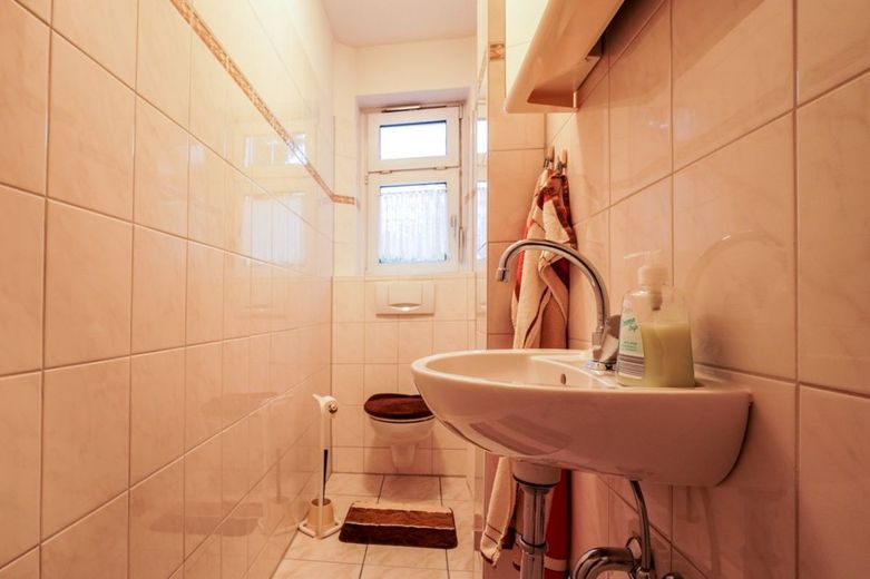 Gepflegtes Stadthaus mit zwei Wohneinheiten in der Innenstadt von Troisdorf, nahe der Fußgängerzone! – WC EG