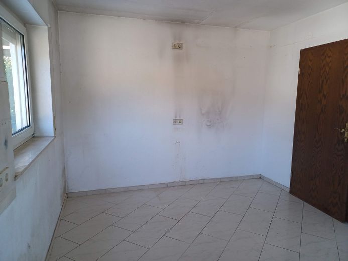 Przestronne, świeżo wyremontowane mieszkanie 3,5-pokojowe o powierzchni 115 m², z dużym balkonem, garażem i miejscem parkingowym – Küche vor Renovierung