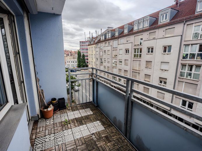 WG-geeignete 3-Zimmer-Wohnung mit zwei Balkonen in Nürnberg – Balkon-Straßenseite-2