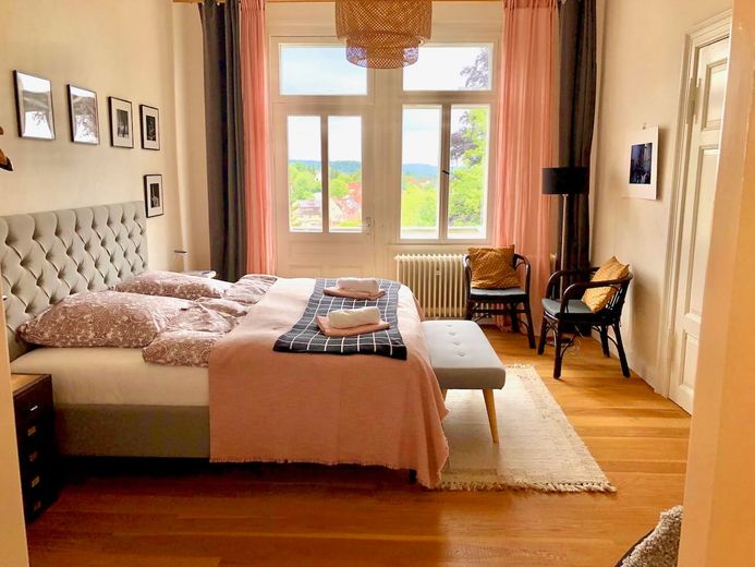 Sanierte bezugsfertige Villa mit Weitblick für Eigennutzung und/oder Kapitalanlage – Balkonzimmer im OG