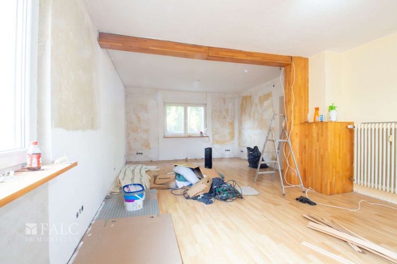 Handwerker aufgepasst - 2 Häuser zum Preis von einem! – Wohnzimmer