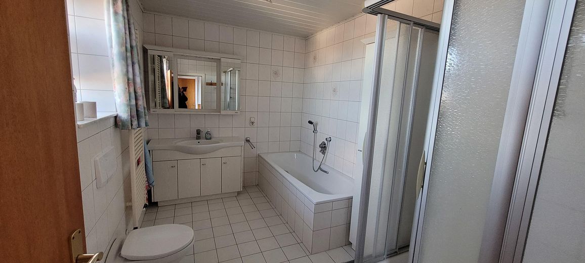 Casa unifamiliare con officina – spazio per vivere e creare – Badezimmer mit Dusche u. Wanne