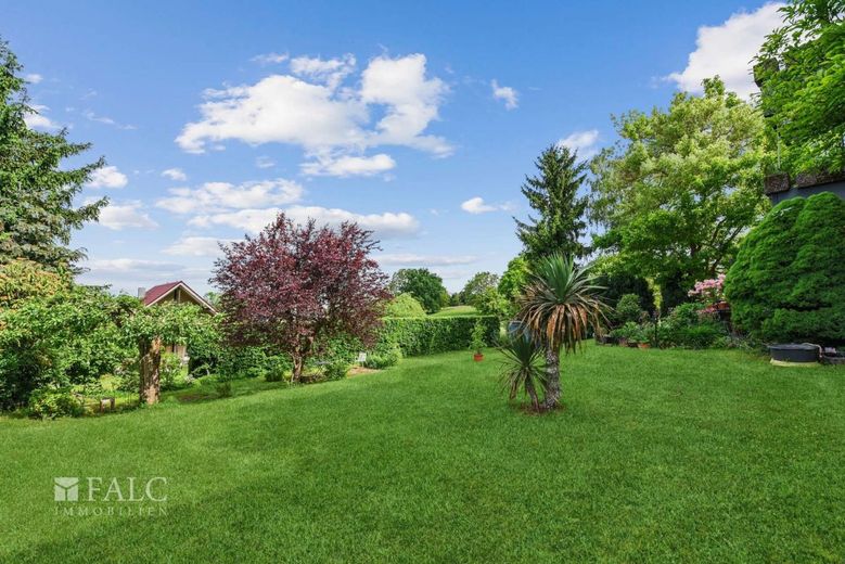 Wohnen am Waldrand: 4-Zimmerwohnung mit zwei Loggien und Garage – Weitläufiger Garten