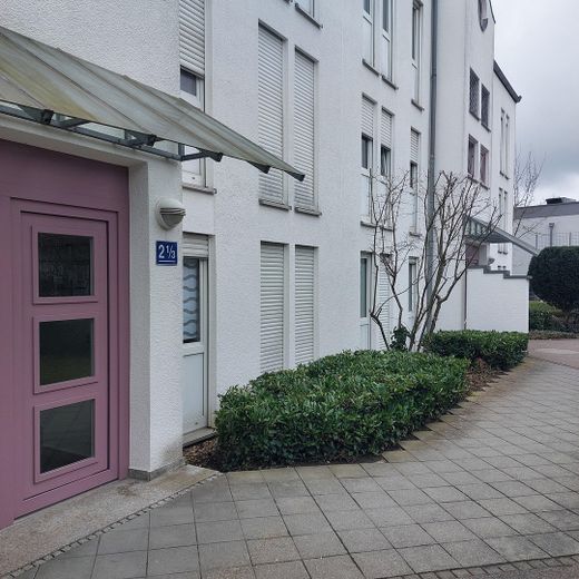 Freie, helle 2-Zimmer-Wohnung mit neuer Einbauküche und kleinem Wintergarten – Hauseingang