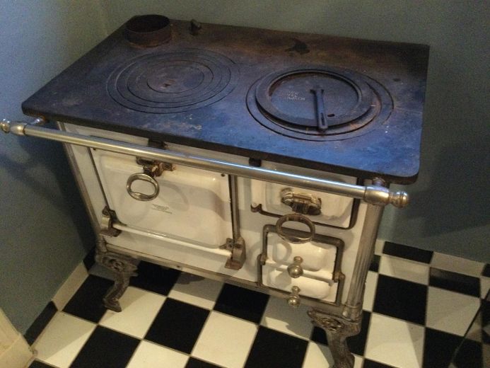 Klassieke rode klinker met oude stijlelementen - twee-onder-een-kapwoning in het noorden van Hamburg – original Ofen als Stilelement