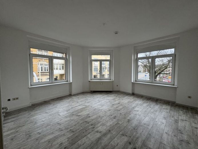 frisch renovierte 4-Raum Wohnung mit neuer Einbauküche – Foto 1