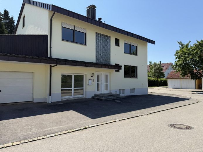 Zentrumsnah: Wohnhaus mit Galerie/Atelier, Einlieger-App.  & traumh. Naturgarten (834 qm) – Hauseingang Stellplätze
