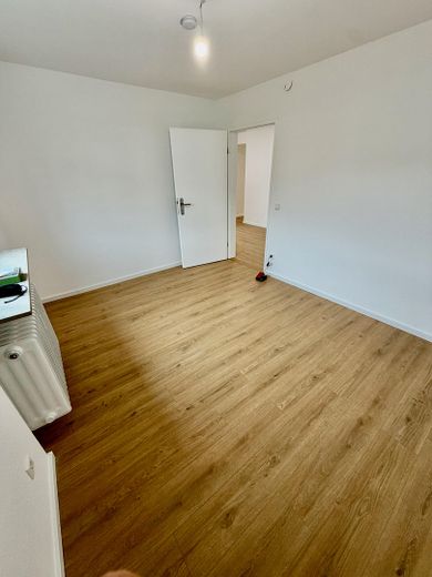 Vollständig frisch renovierte 4-Zimmer-Wohnung mit Balkon und neuer Einbauküche – Zimmer 2 ca. 11 m²