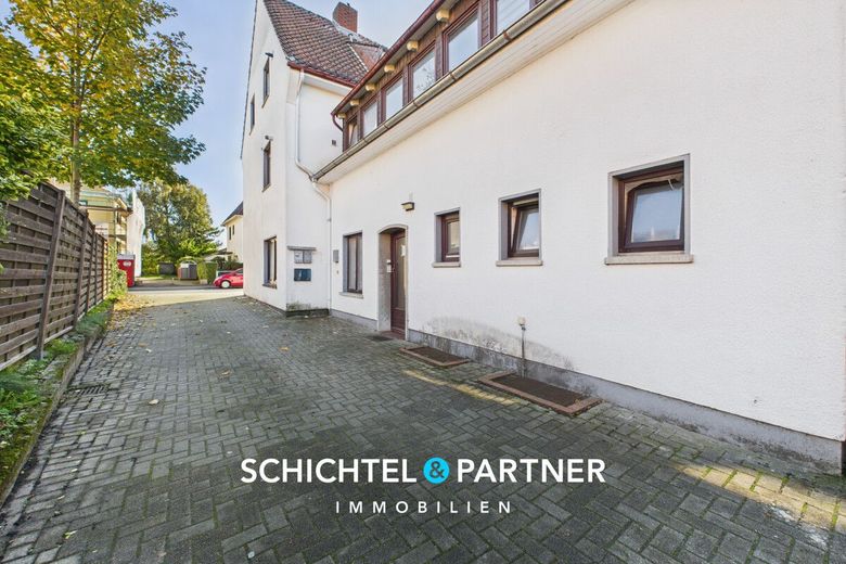 Vegesack | Mehrfamilienhaus mit Gewerbe, Garagen und großem Grundstück – S&amp;P | Einfahrt