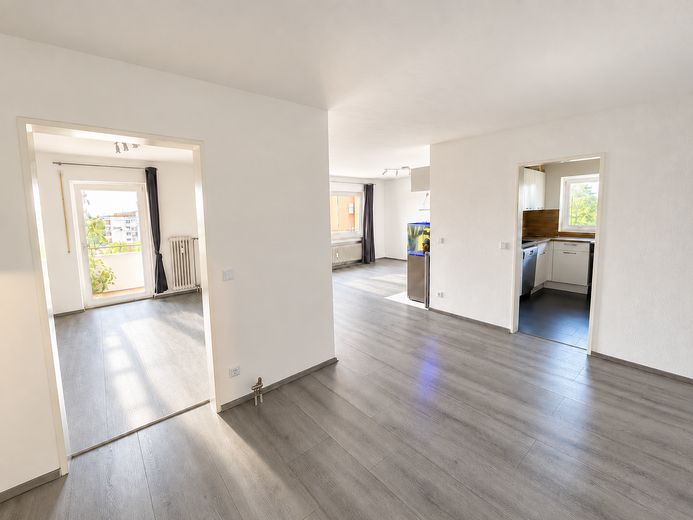 Wohnen mit Weitblick über Aalen | Modernisierte 3,5-Zimmer-Wohnung mit großem Westbalkon und Aufzug – Wohn-Essb., Kinderzi., Küche