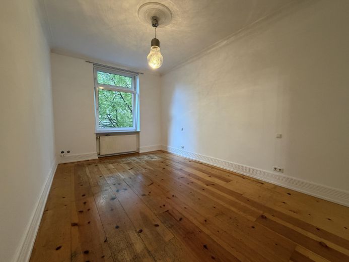 Appartement ancien de 3,5 pièces dans le Nordend avec balcon, cuisine équipée et plafonds de 3 m de hauteur – Zimmer 3