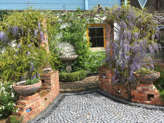 Am Waldrand gelegenes Einfamilienhaus mit ELW und parkähnlichem Garten – Wandbrunnen
