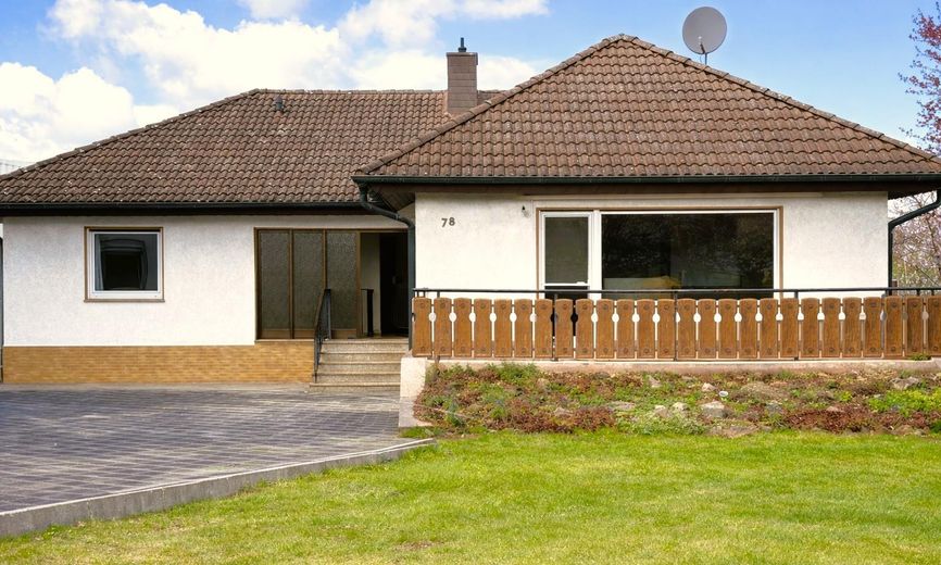 Zwei Häuser, viele Möglichkeiten: Bungalow & vielseitig nutzbares Zweithaus auf großem Grundstück – Bungalow