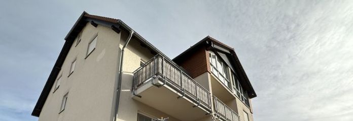 Dúplex bien cuidado de 4 habitaciones en la 2.ª planta/ático con baño confortable y aseo para invitados, ¡dos plazas de aparcamiento!