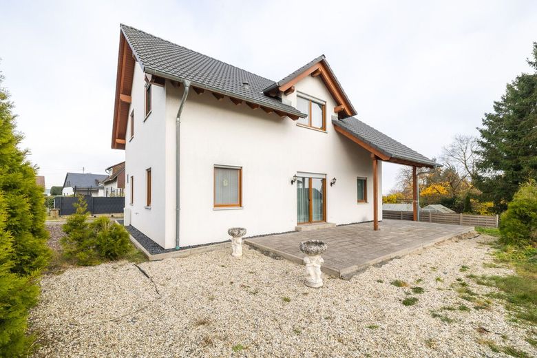 Ein Zuhause, das mitdenkt: modern, effizient und familienfreundlich! Familienhaus mit viel Platz! – Blick aus dem Garten