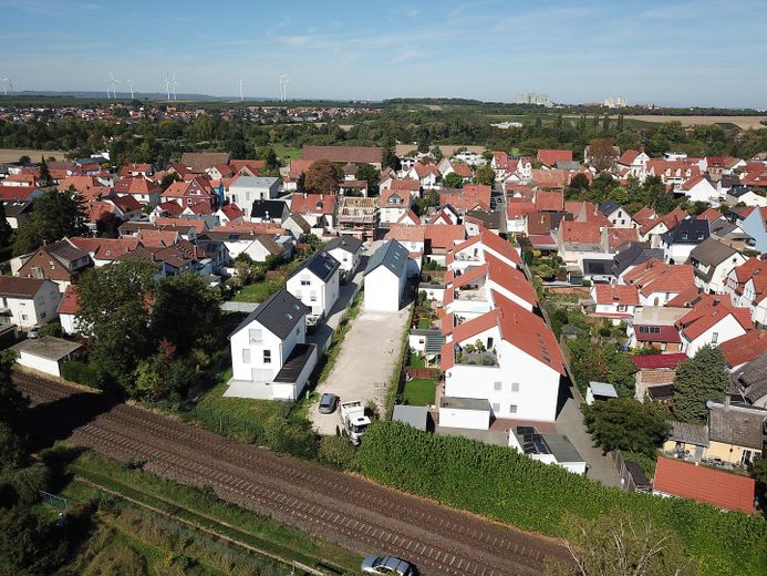 Kompaktes Stadthaus in kleinem Neubaugebiet mit eigenem Garten und Top-Anbindung in Worms-West – Blick auf Bauplatz