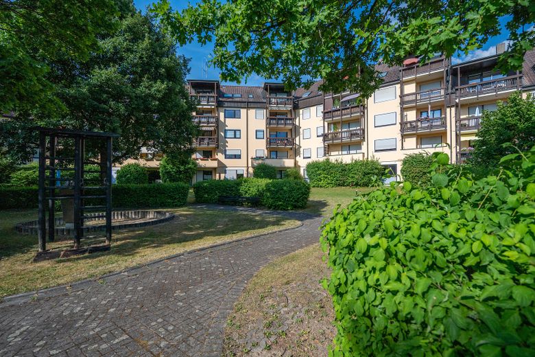 Lichtdurchfluteter Wohnkomfort in Uni-Bestlage – 90 m² mit 3 Balkonen & TG-Stellplatz – Hinterhof mit Grünanlage