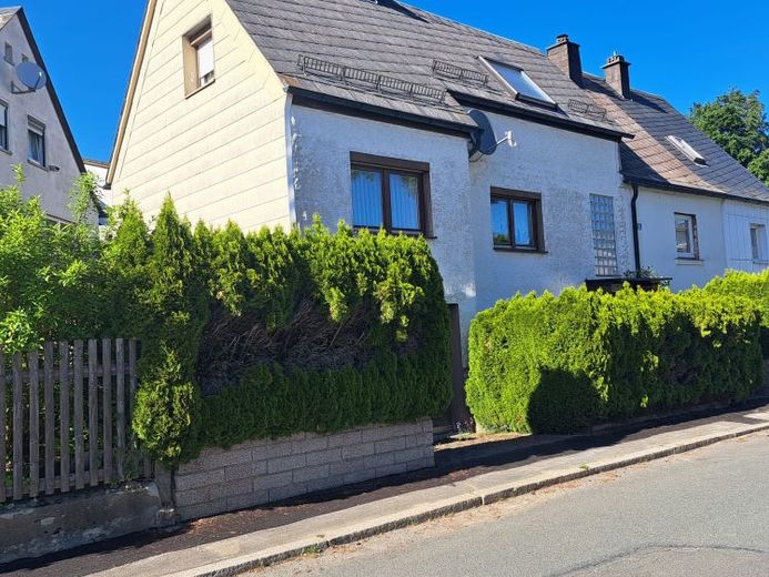 Einfamilienwohnhaus im Frankenwald: Wfl. ca. 150 m² - kl. Garten und Vorgarten, Garage - Schwarzenbach/Wald – Foto 1