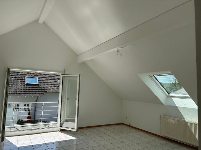 Schöne 2-Zi-Wohnung m.Balkon,Grün-& Blicklage,Kfz-Stellplatz,Keller.Am Schäfersberg-Niedernhausen – Wohnzimmer rechterhand