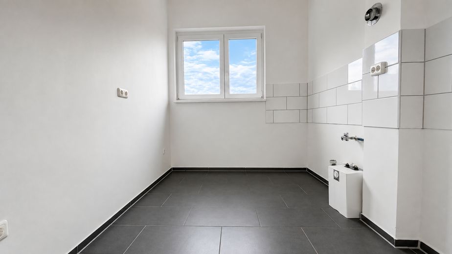 SIN COMISIÓN: ¡Primera ocupación tras la modernización! Tranquilo piso de 2 habitaciones cerca de Tempelhofer Feld – Küche