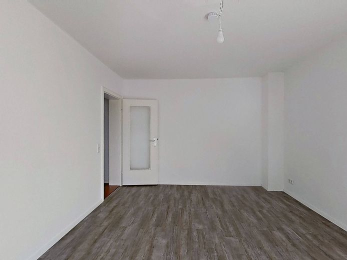 Helle 3-Zimmer-Wohnung mit BALKON, EBK & TAGESLICHTBAD – Ansicht II: Wohnzimmer