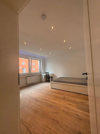 Möbliertes stylisches 20 m² Zimmer mit Balkon in guter Lage – Zimmer 3