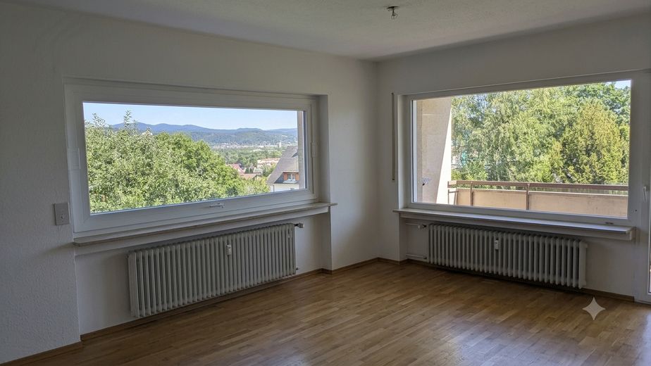 4,5-Zimmer-Wohnung mit schönen Ausblicken in Lörrach – Wohnzimmer