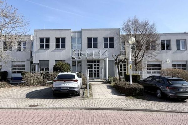 684 m² d’entrepôt + 346 m² de bureaux à louer sans commission