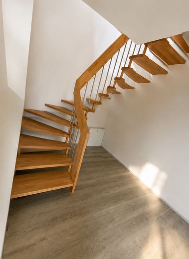 NEUBAU I ERSTBEZUG ! EXKLUSIVE DOPPELHAUS / DOPPELHAUSHÄLFTE in SELSINGEN, Nähe Zeven,Bremervörde – Hochwertige Treppe in das OG