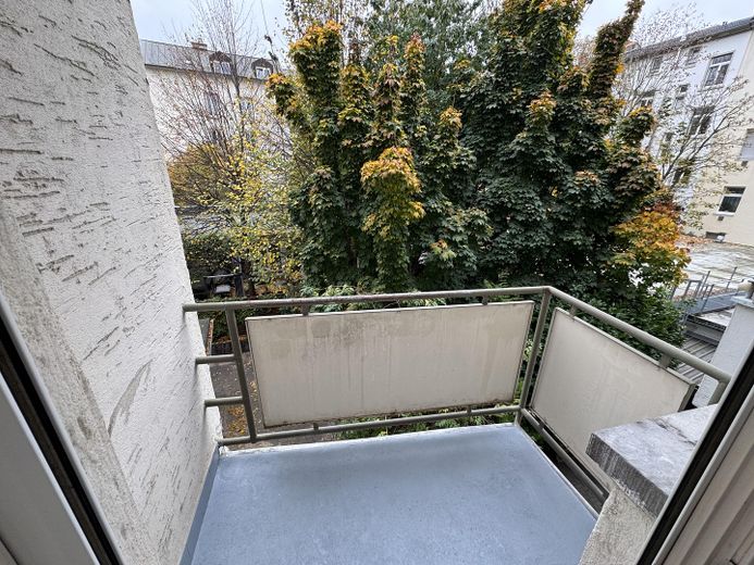 Encantador y amplio apartamento de 2 habitaciones con balcón en una ubicación privilegiada en Berger Straße. – Foto 29