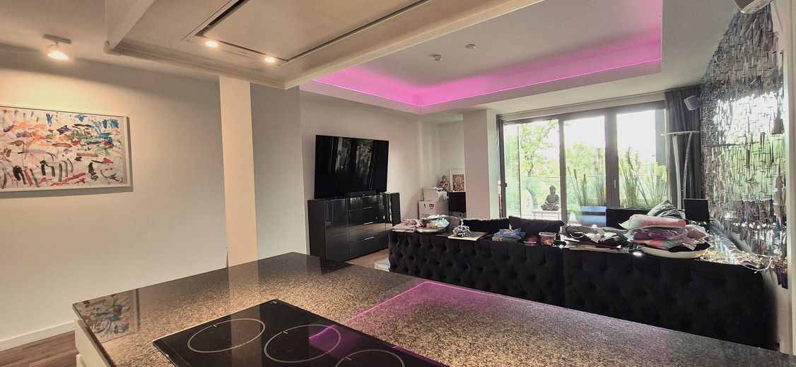 Un cadre de vie exclusif au bord de la Spree – Appartement meublé de 2 pièces (97m2) sur la presqu’île de Stralau – Wohnzimmer/Livingroom_1c