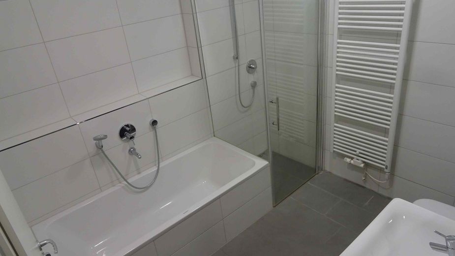 Bad mit Wanne u Glasdusche