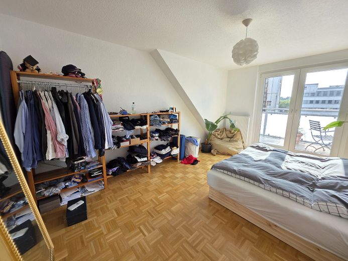 Nicht alltägliche 2,5 Raum Komfortwhg. großer Sonnenbalkon, Bad: Wanne + Dusche, Echtholzparkett – großes Schlafzimmer