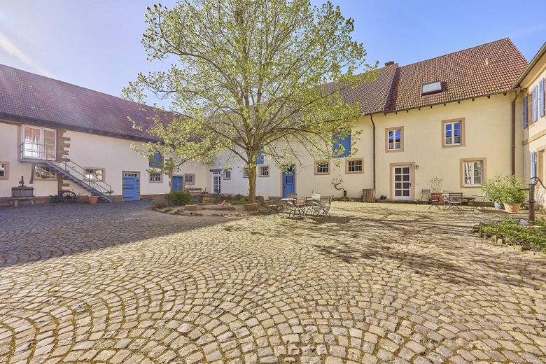 exklusiver Traum im Grünen. 4 Seit-Hof mit Seminarhaus – Innenhof 
