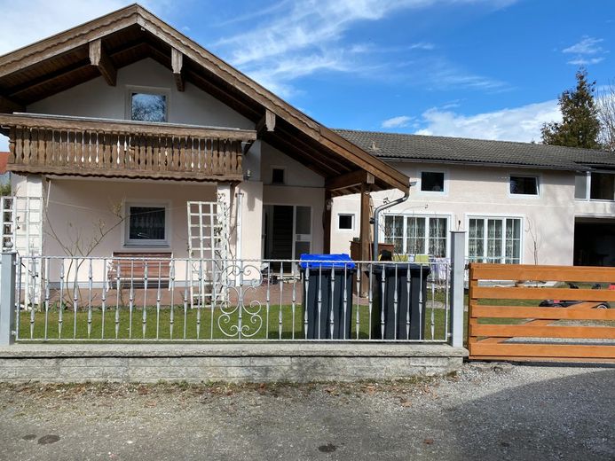 Viel Platz auch für 2 Familien in freistehenden Haus in guter Lage – Ansicht Süd