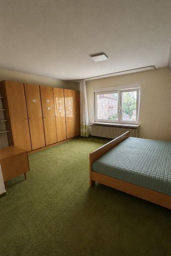 Großzügiges Wohnhaus mit ca.360 m² – Potenzial für Mehrgenerationenwohnen oder mehrere Wohneinheiten – 2. OG Zimmer
