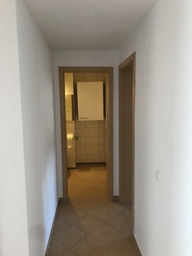 Hell und sehr gut geschnitten! Wohnung mit viel Platz und einem großen überdachten Balkon. – Lichtdurchluftete Räume