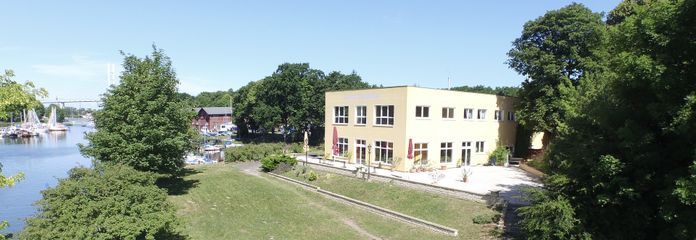 Très grande propriété riveraine sur le Strelasund avec hôtel et terrain constructible
