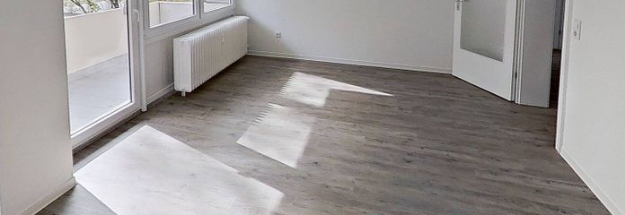 Luminoso apartamento de 3 habitaciones, bien distribuido, con BALCÓN y baño con bañera en el sur de Burgdorf – Ansicht I: Wohn- und Esszimmer