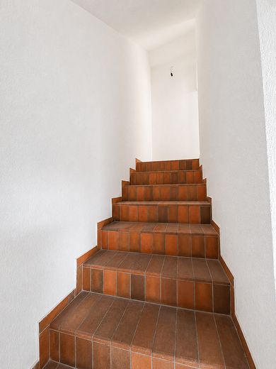 EERSTE BEWONING NA RENOVATIE AAN DE MAIN | Twee bijzondere woningen met aparte ingangen – Treppenaufgang 1
