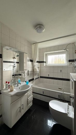 Frisch sanierte 3-Zimmer-Wohnung mit Einbauküche in gepflegter Wohnanlage in Wittorf – Bad