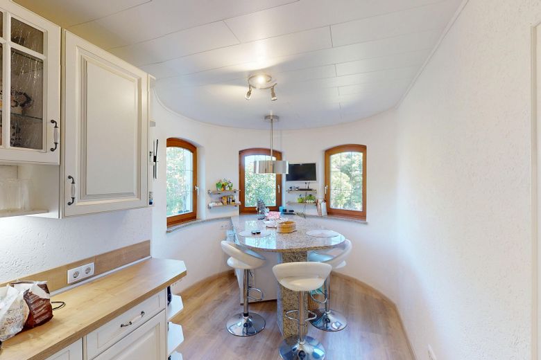 Appartamento modernizzato di 5 locali al piano terra con grande giardino, piscina e accesso diretto al garage – Küche